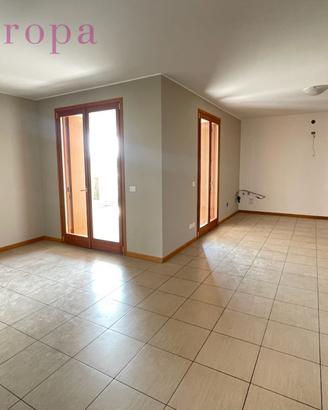 Tricamere recente con grande terrazzo