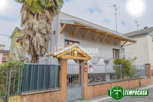 VILLA SINGOLA RIQUALIFICATA CON TERRAZZO 100MQ