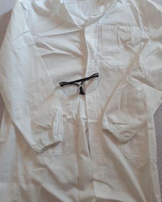 Camice laboratorio chimica e occhiali protettivi