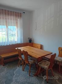  tavolo con giropanca più 4 sedie