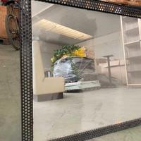 Specchio gigante con cornice in ferro traforata