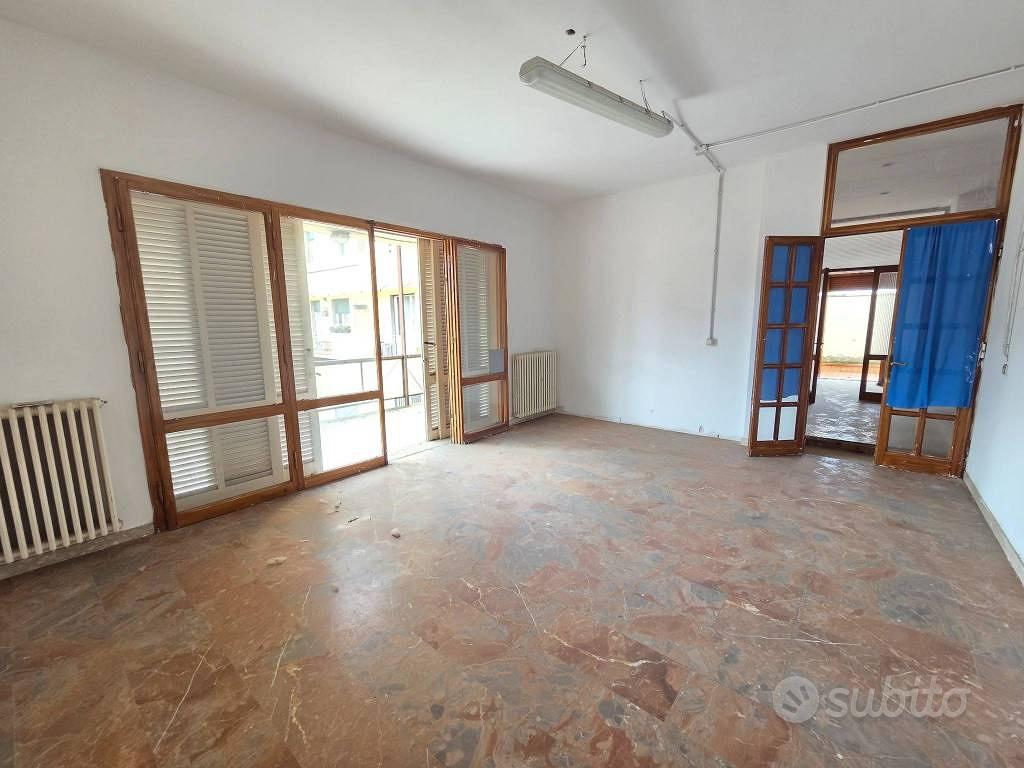 Appartamento di 418 m² con più di 5 locali e box a - Vista 2