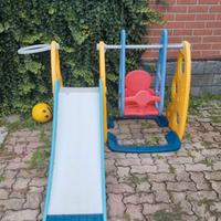 Scivolo e altalena per bambini
