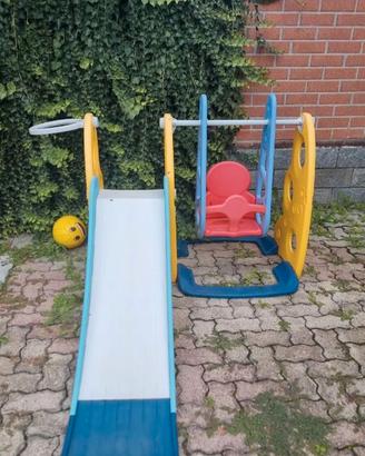 Scivolo e altalena per bambini