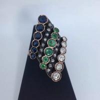 Anello in ora rosa con diamanti smeraldi e zaffiri