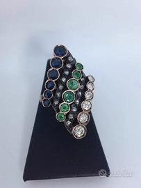 Anello in ora rosa con diamanti smeraldi e zaffiri