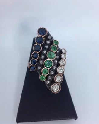 Anello in ora rosa con diamanti smeraldi e zaffiri