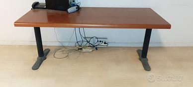 Tavolo per ufficio .