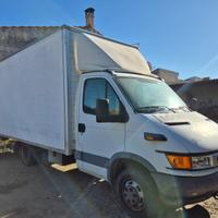 IVECO Daily 35C15 con sponda idraulica retrattile