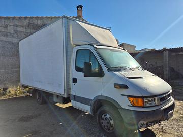 IVECO Daily 35C15 con sponda idraulica retrattile