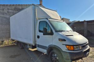 IVECO Daily 35C15 con sponda idraulica retrattile