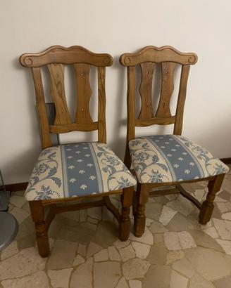 Due sedie in legno