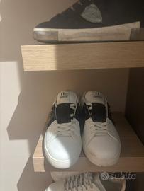 Scarpe bianche nere