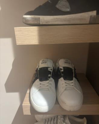 Scarpe bianche nere
