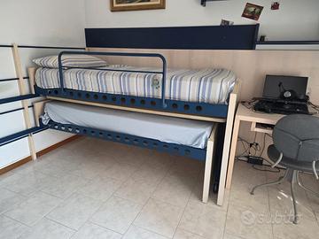struttura con 2 letti singoli e scrivania