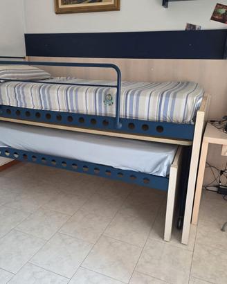 struttura con 2 letti singoli e scrivania