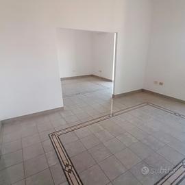 Viale Caprera cinque vani, soffitta, 105.000