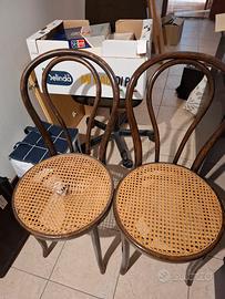 Sedie Thonet marchiate a fuoco. 