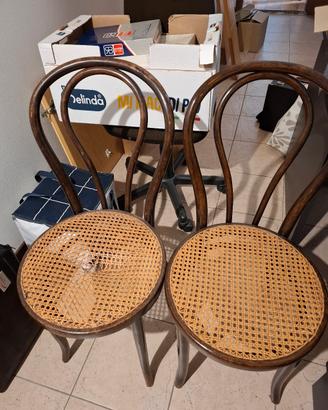 Sedie Thonet marchiate a fuoco. 