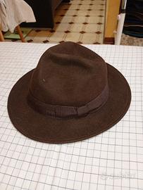 cappello marrone di feltro morbidissimo 