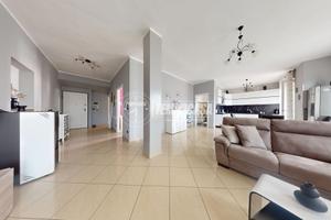 AMPIO APPARTAMENTO RISTRUTTURATO CON BOX E GIARDIN