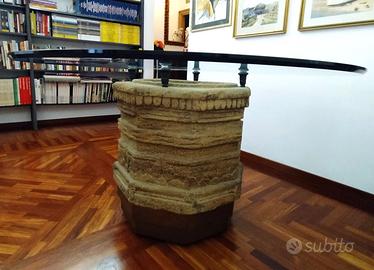 tavolo con piano di cristallo su pozzo di pietra