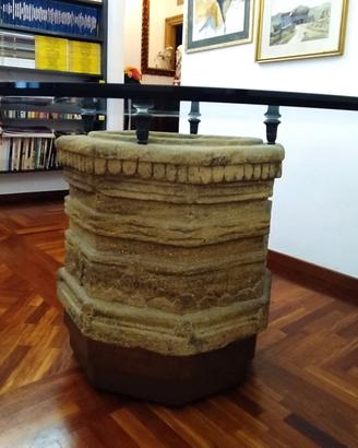 tavolo con piano di cristallo su pozzo di pietra