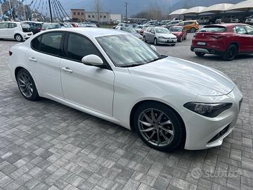 Auto alfa giulia