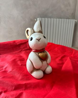 THUN Coniglietto in ceramica con cuore dorato