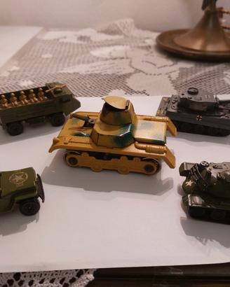 Set di 5 macchinine militari in metallo vintage
