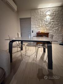 Tavolo grigio allungabile con sedie