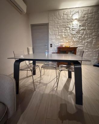 Tavolo grigio allungabile con sedie