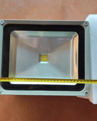FARO A LED DA 50 W X  ESTERNI  LUCE BIANCA