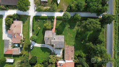 Villa singola con comodi spazi ed ampio giardino