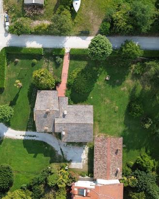 Villa singola con comodi spazi ed ampio giardino