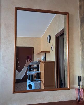 Specchio con cornice in legno 