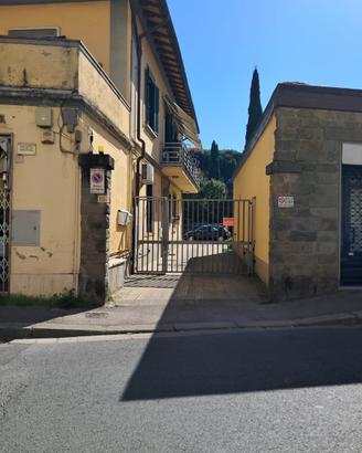 Posto auto con locale annesso