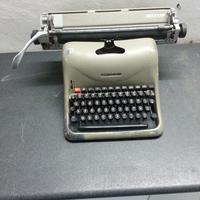 Macchina da scrivere olivetti antica