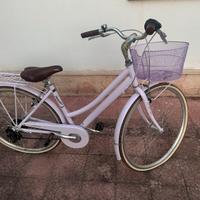 bicicletta viola con cestino