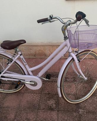 bicicletta viola con cestino
