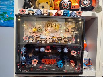 espositore e mini Funko pop stranger things 
