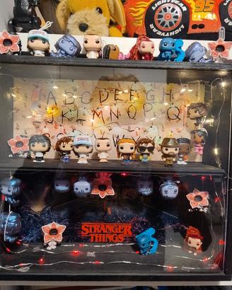 Espositore e mini Funko pop stranger things 