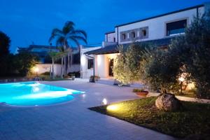 Sicilia villa con piscina fino a 10 -16 persone