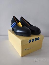 décolleté in vera pelle.