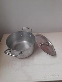 Pentola in alluminio con coperchio da 23 cm di dia