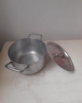 Pentola in alluminio con coperchio da 23 cm di dia