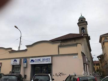 PIAZZA PRIMO MAGGIO NEGOZI DI 240 MQ LIBERI AL ROG