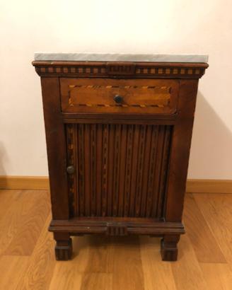 Mobiletto intagliato