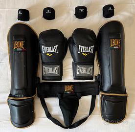 Kickboxing protezioni paratibia guantoni e fasce