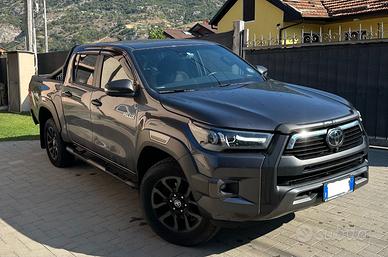 TOYOTA Hilux 2.8 D  Double Cab Invincible pick-up